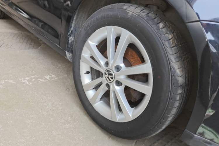 Used Volkswagen Sagitar 2011 1.6L Manual Comfort Version Right Front Wheel Hub