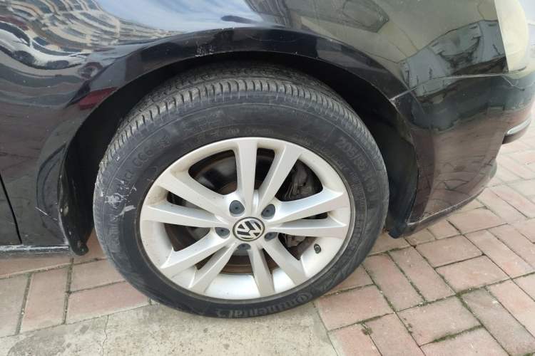 Used Volkswagen Sagitar 2011 1.4 TSI Automatic Tech Model Right Front Wheel Hub