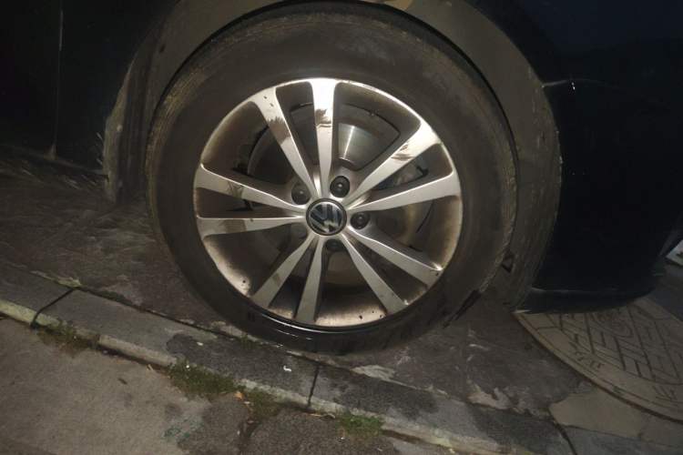 Used Volkswagen Sagitar 2011 1.4 TSI Manual Tech Model Right Front Wheel Hub