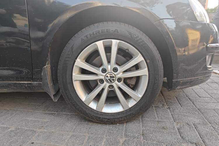 Used Volkswagen Sagitar 2011 1.6L Manual Comfort Version Right Front Wheel Hub