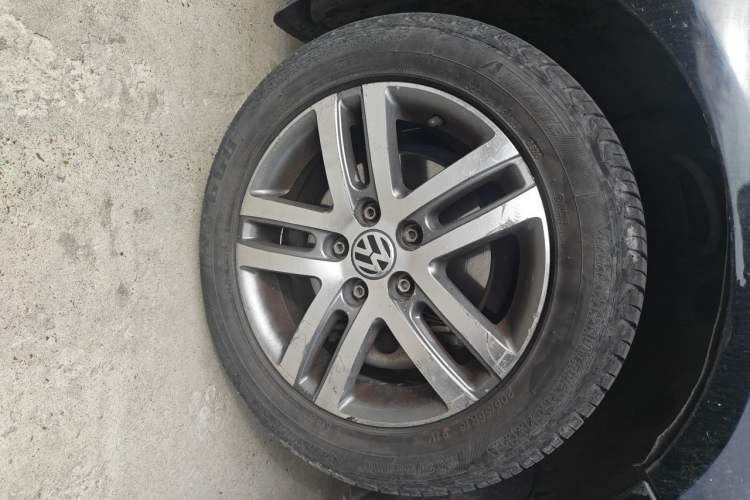 Used Volkswagen Sagitar 2011 1.8TSI Automatic Champion Edition Right Front Wheel Hub
