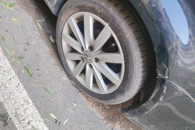 Used Volkswagen Sagitar 2011 1.8TSI Automatic Champion Edition Right Front Wheel Hub