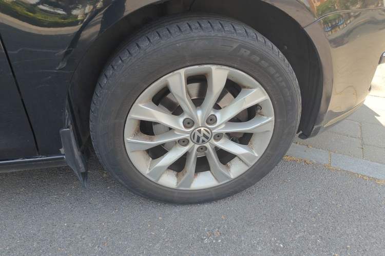 Used Volkswagen Sagitar 2011 1.6L Automatic Special Edition Right Front Wheel Hub