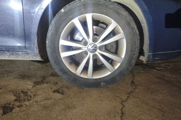 Used Volkswagen Sagitar 2011 1.6L Manual Comfort Version Right Front Wheel Hub