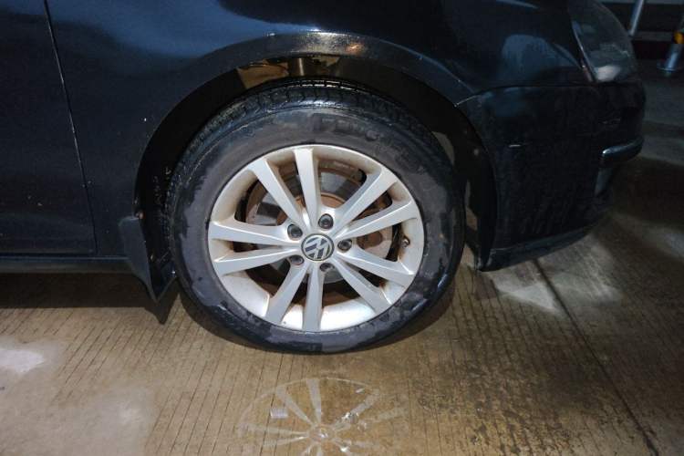 Used Volkswagen Sagitar 2011 1.6L Automatic Comfort Edition Right Front Wheel Hub