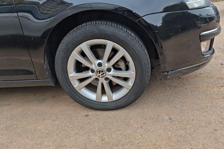 Used Volkswagen Sagitar 2011 1.4 TSI Manual Tech Model Right Front Wheel Hub