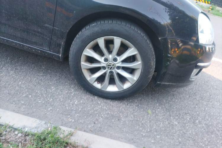 Used Volkswagen Sagitar 2011 1.6L Manual Special Edition Right Front Wheel Hub