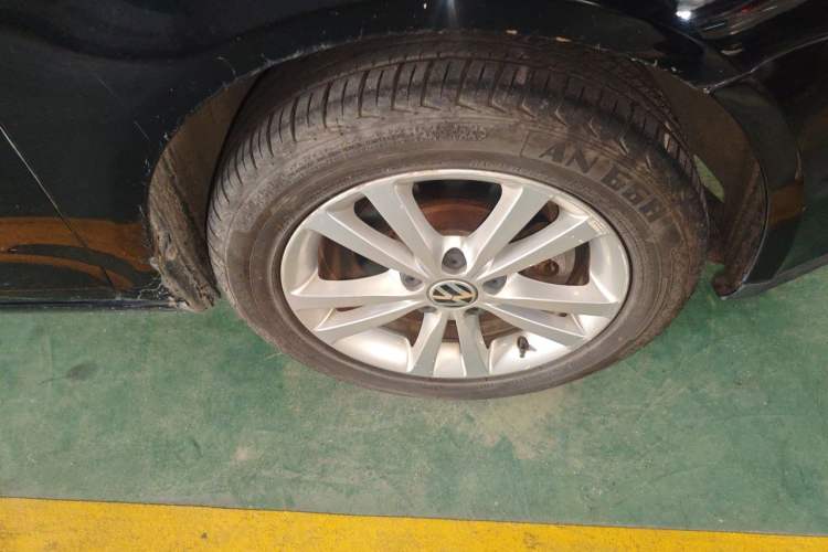 Used Volkswagen Sagitar 2011 1.6L Automatic Comfort Edition Right Front Wheel Hub