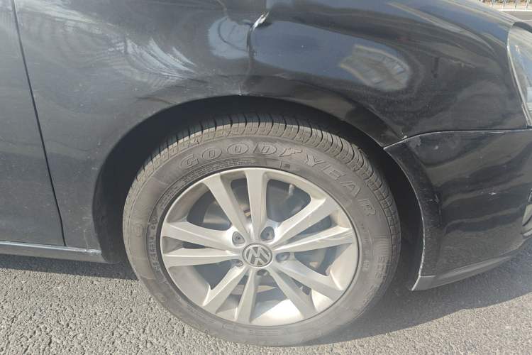 Used Volkswagen Sagitar 2011 1.4 TSI Manual Tech Model Right Front Wheel Hub