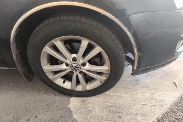 Used Volkswagen Sagitar 2011 1.6L Automatic Comfort Edition Right Front Wheel Hub
