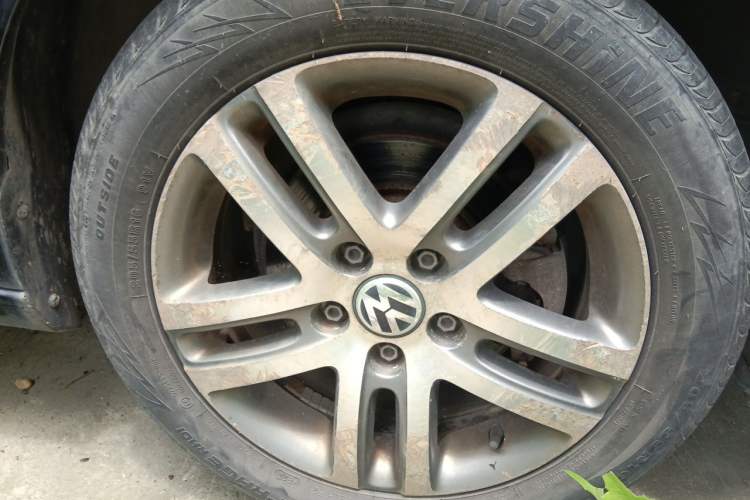 Used Volkswagen Sagitar 2011 1.6L Automatic Comfort Edition Right Front Wheel Hub