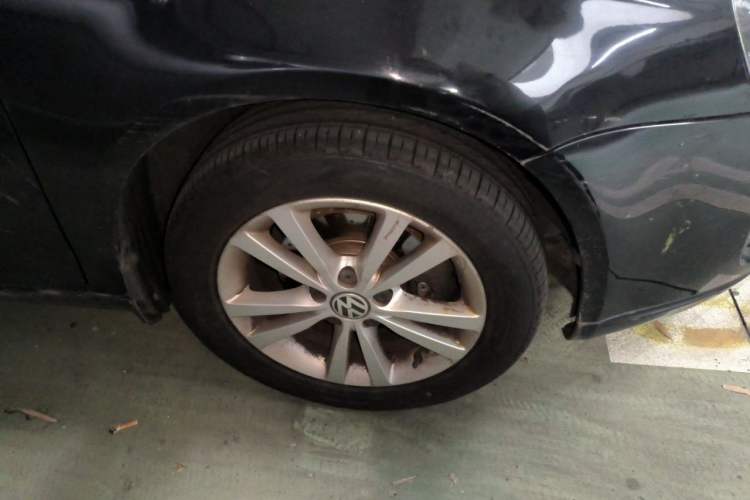 Used Volkswagen Sagitar 2011 1.6L Automatic Comfort Edition Right Front Wheel Hub