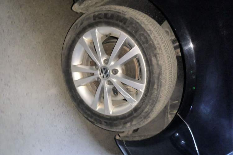 Used Volkswagen Sagitar 2011 1.4 TSI Manual Luxury Edition Right Front Wheel Hub