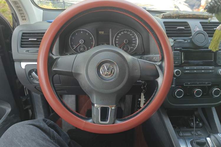 Used Volkswagen Sagitar 2011 1.6L Automatic Special Edition Steering Wheel