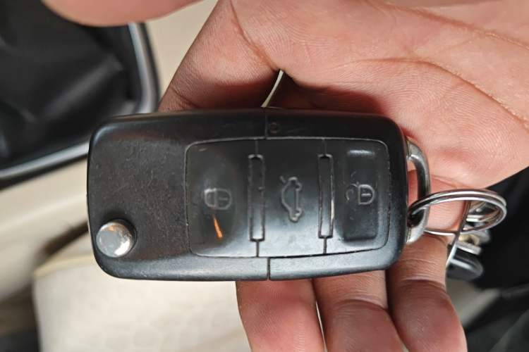 Used Volkswagen Sagitar 2011 1.6L Manual Comfort Version Vehicle Key