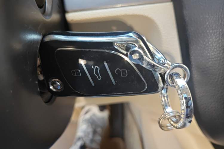 Used Volkswagen Sagitar 2011 1.6L Manual Comfort Version Vehicle Key