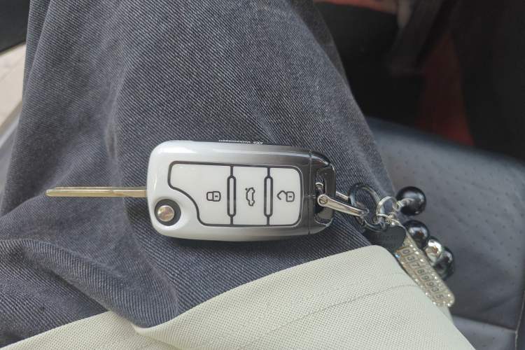 Used Volkswagen Sagitar 2011 1.6L Automatic Special Edition Vehicle Key