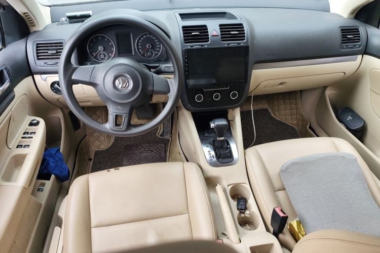 Used Volkswagen Sagitar 2011 1.6L Automatic Fashion Edition Center Console
