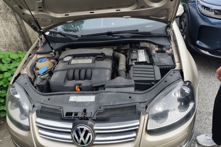 Used Volkswagen Sagitar 2011 1.6L Automatic Fashion Edition Engine Bay
