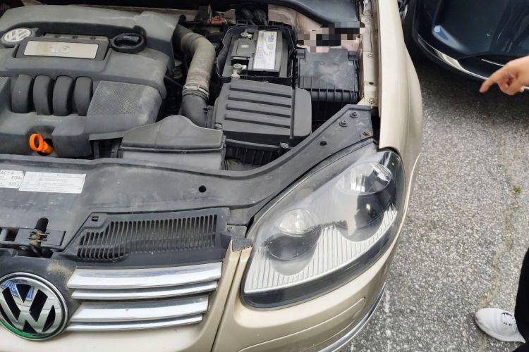 Used Volkswagen Sagitar 2011 1.6L Automatic Fashion Edition Engine Bay Left