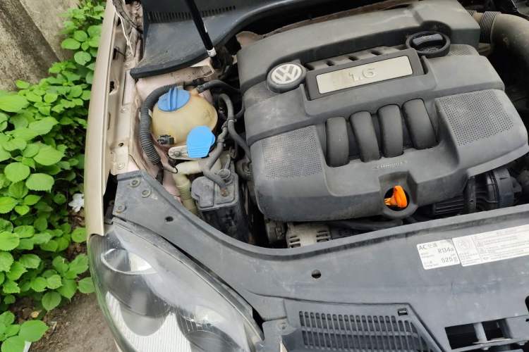 Used Volkswagen Sagitar 2011 1.6L Automatic Fashion Edition Engine Bay Right