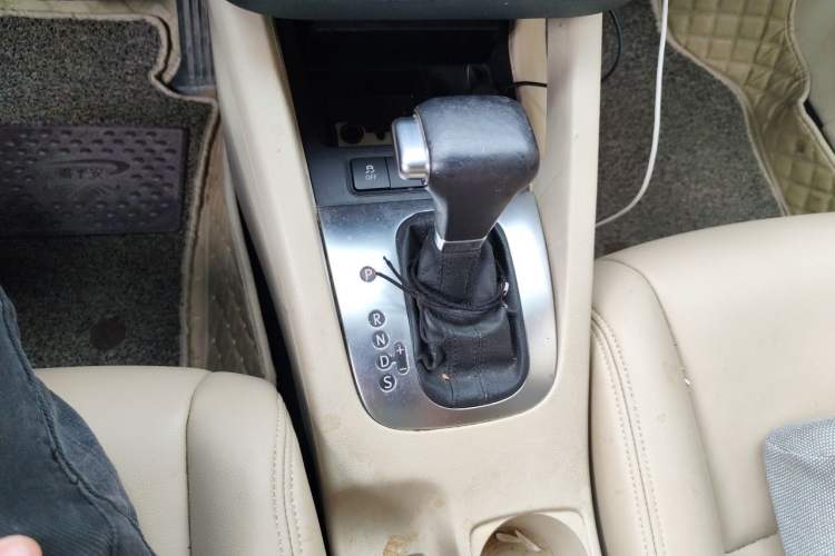 Used Volkswagen Sagitar 2011 1.6L Automatic Fashion Edition Gear Lever