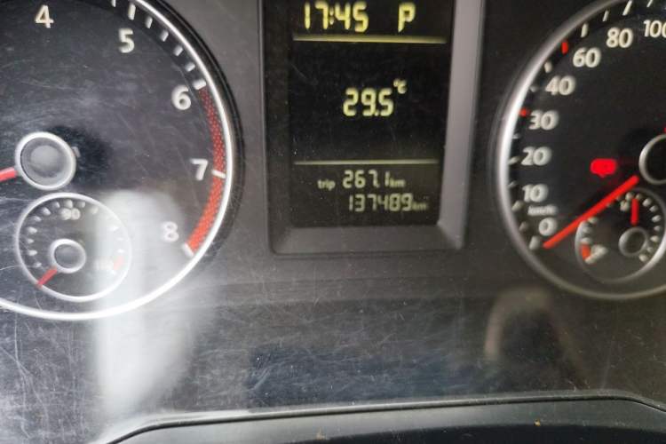Used Volkswagen Sagitar 2011 1.6L Automatic Fashion Edition Odometer Close Up