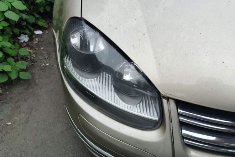 Used Volkswagen Sagitar 2011 1.6L Automatic Fashion Edition Right Front Headlight