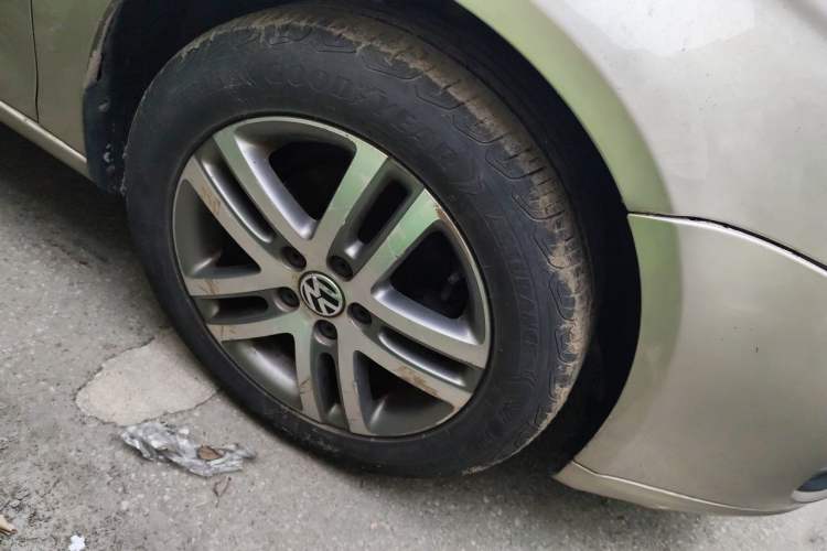 Used Volkswagen Sagitar 2011 1.6L Automatic Fashion Edition Right Front Wheel Hub