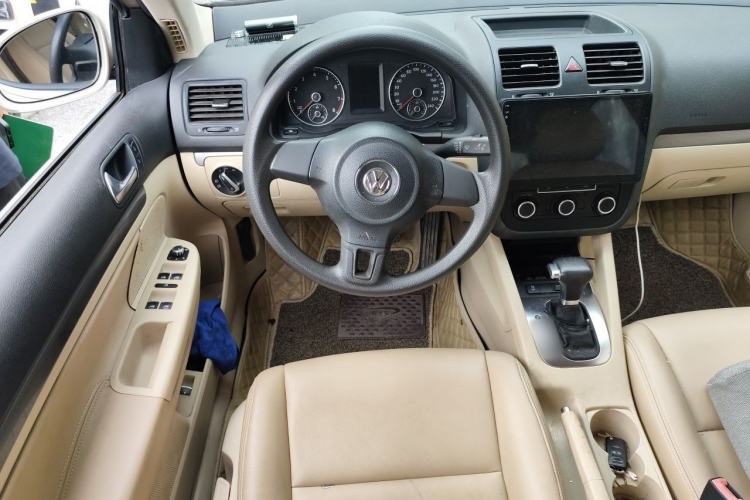 Used Volkswagen Sagitar 2011 1.6L Automatic Fashion Edition Steering Wheel