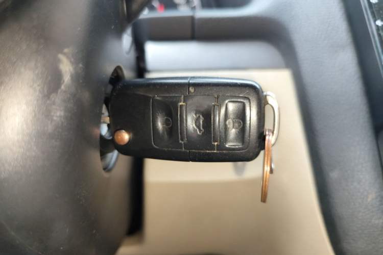 Used Volkswagen Sagitar 2011 1.6L Automatic Fashion Edition Vehicle Key