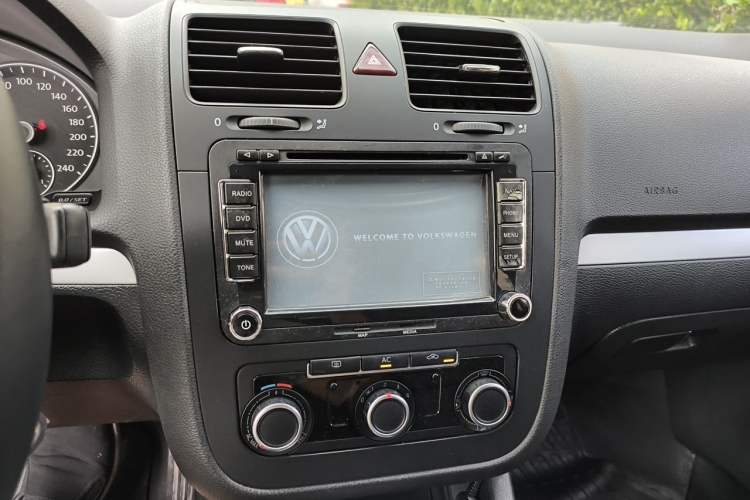 Used Volkswagen Sagitar 2011 1.6L Automatic Special Edition Audio And AC Panel