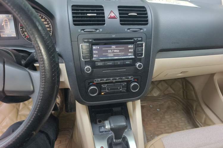 Used Volkswagen Sagitar 2011 1.4 TSI Automatic Tech Model Audio And AC Panel