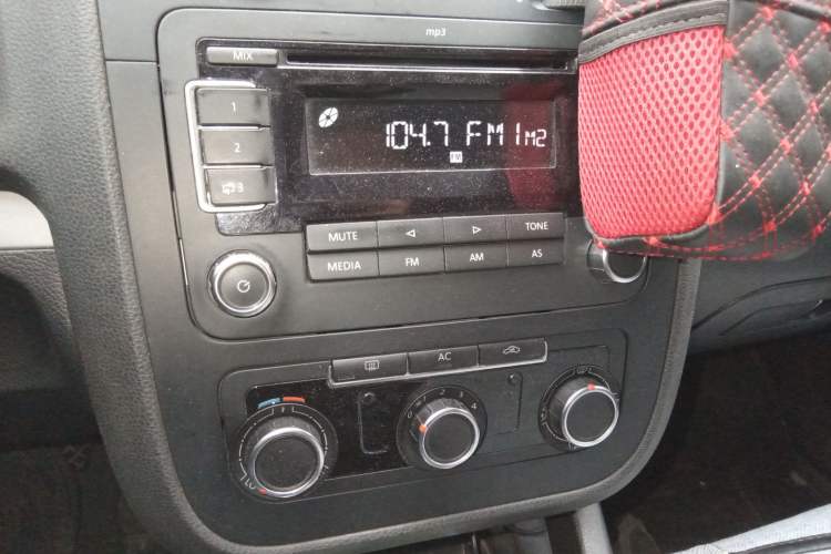 Used Volkswagen Sagitar 2011 1.6L Automatic Comfort Edition Audio And AC Panel