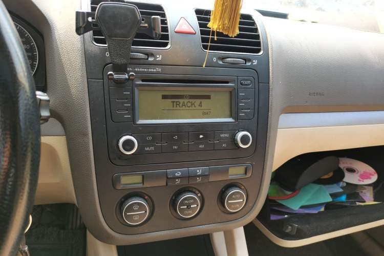 Used Volkswagen Sagitar 2011 1.4 TSI Manual Tech Model Audio And AC Panel