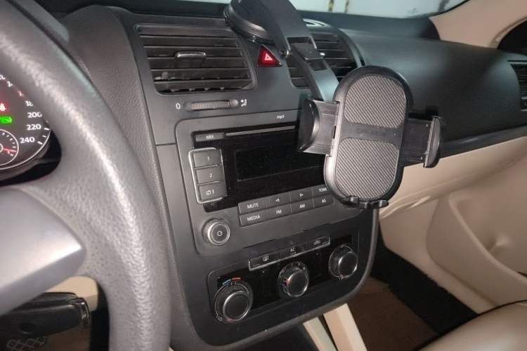 Used Volkswagen Sagitar 2011 1.6L Automatic Comfort Edition Audio And AC Panel