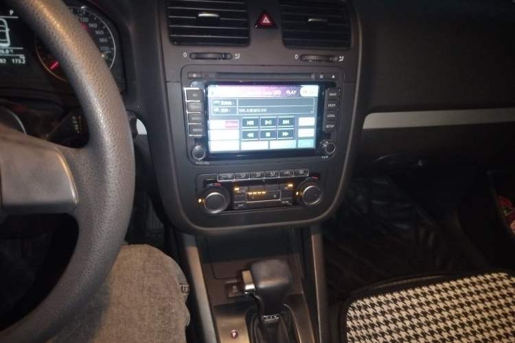 Used Volkswagen Sagitar 2011 1.4 TSI Automatic Tech Model Audio And AC Panel