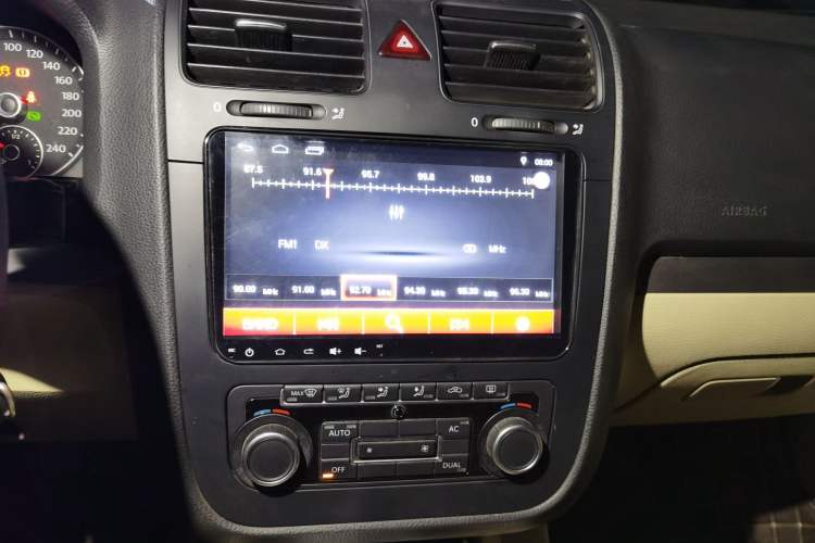 Used Volkswagen Sagitar 2011 1.4 TSI Automatic Tech Model Audio And AC Panel