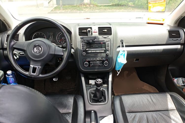 Used Volkswagen Sagitar 2011 1.4 TSI Manual Luxury Edition Center Console