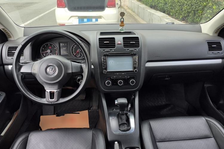 Used Volkswagen Sagitar 2011 1.6L Automatic Special Edition Center Console