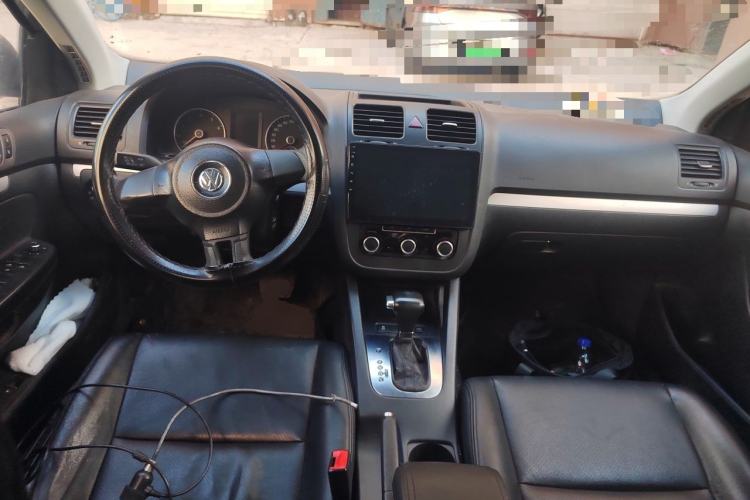 Used Volkswagen Sagitar 2011 1.6L Automatic Comfort Edition Center Console