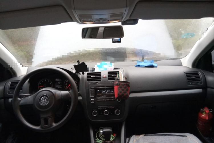 Used Volkswagen Sagitar 2011 1.6L Automatic Comfort Edition Center Console
