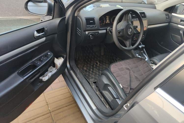 Used Volkswagen Sagitar 2011 1.4 TSI Automatic Tech Model Driver Seat