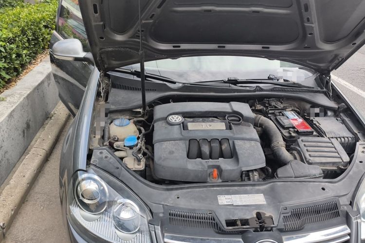 Used Volkswagen Sagitar 2011 1.6L Automatic Special Edition Engine Bay Right