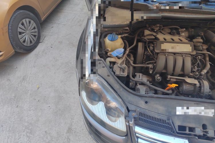 Used Volkswagen Sagitar 2011 1.6L Automatic Comfort Edition Engine Bay Right