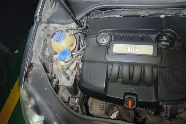 Used Volkswagen Sagitar 2011 1.6L Automatic Comfort Edition Engine Bay Right