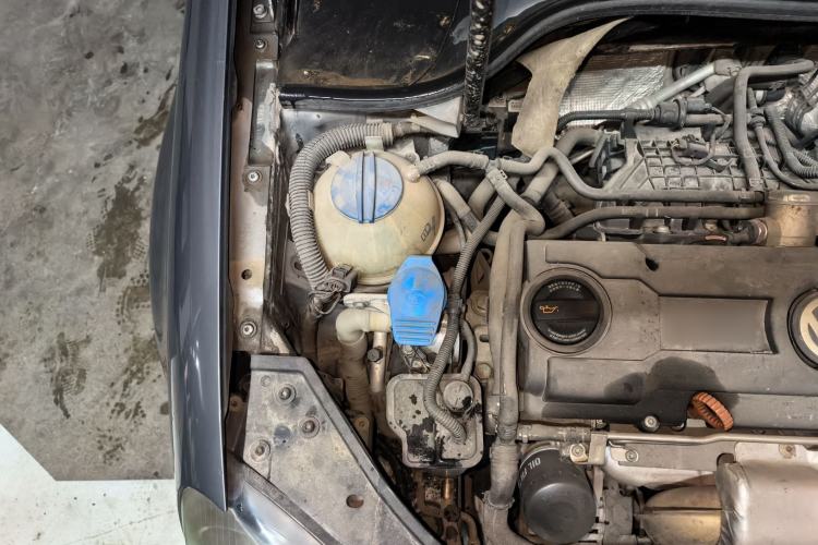 Used Volkswagen Sagitar 2011 1.4 TSI Automatic Luxury Edition Engine Bay Right