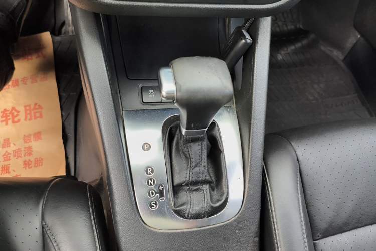 Used Volkswagen Sagitar 2011 1.6L Automatic Special Edition Gear Lever