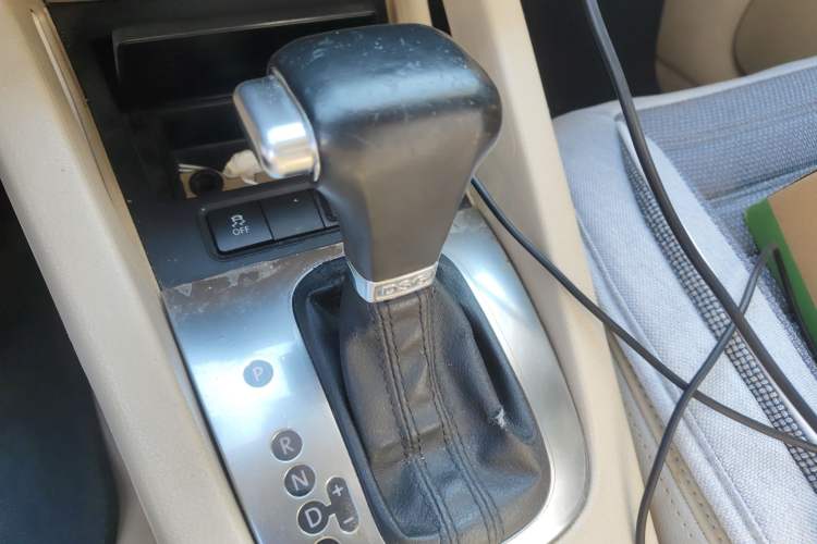 Used Volkswagen Sagitar 2011 1.4 TSI Automatic Tech Model Gear Lever