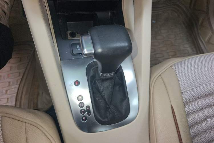 Used Volkswagen Sagitar 2011 1.4 TSI Automatic Tech Model Gear Lever